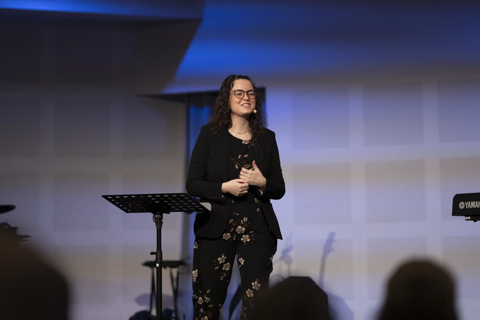 Anne-Mette Fredegod, ledende præst i Kirken ACTS Vejle, taler på scenen